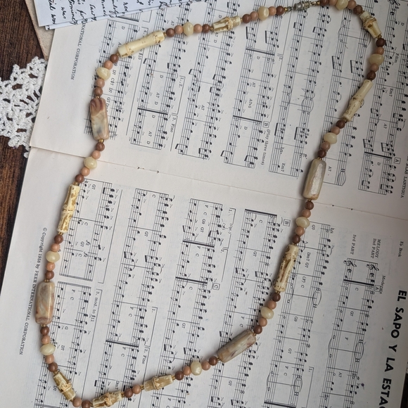 Elegant Beaded Necklace in Cream and Brown - Picture 2 of 7